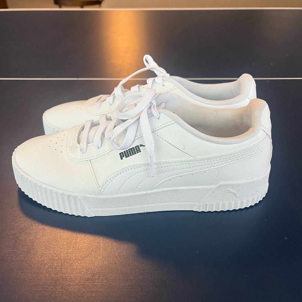 Women’s puma sneaker sz 7 white